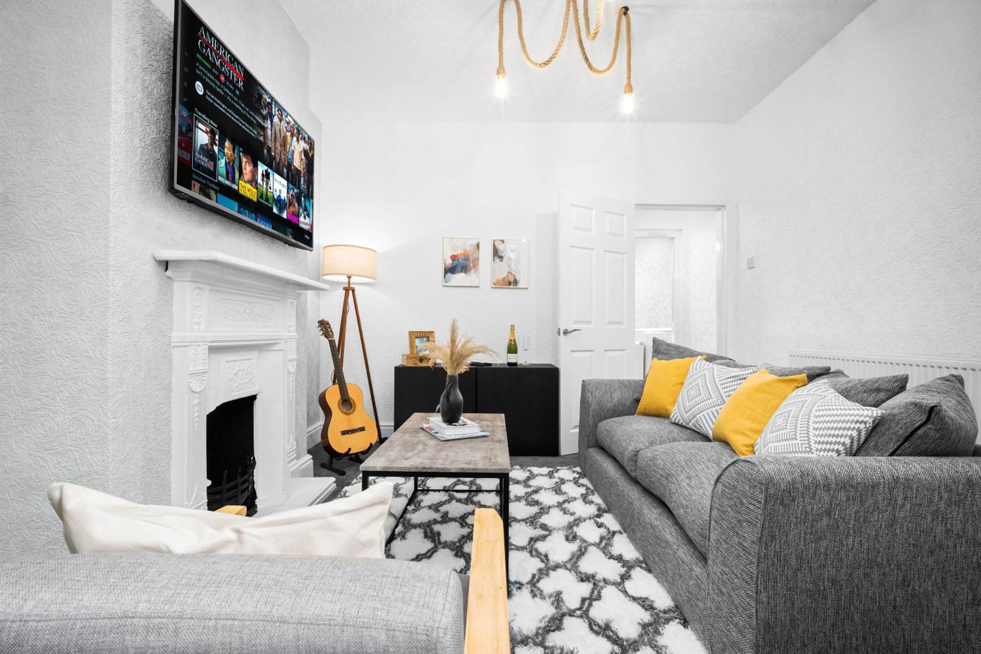Holiday home Stylish 3 Bedroom House - 6 Guests - Garden - Parking - Netflix - Wifi - 17m *